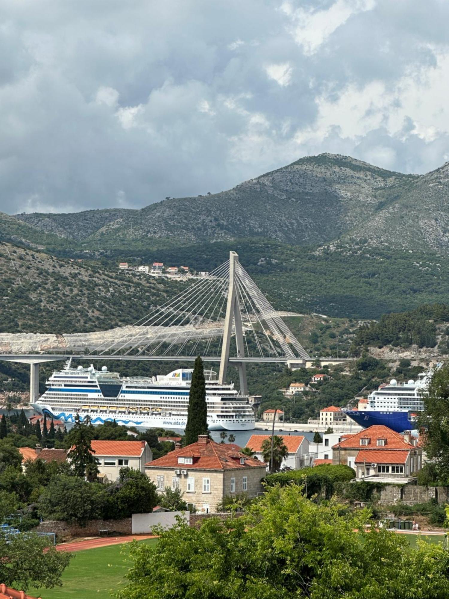 Cruise Ship Bridge View Apartment Luka ดูบรอฟนิก ภายนอก รูปภาพ