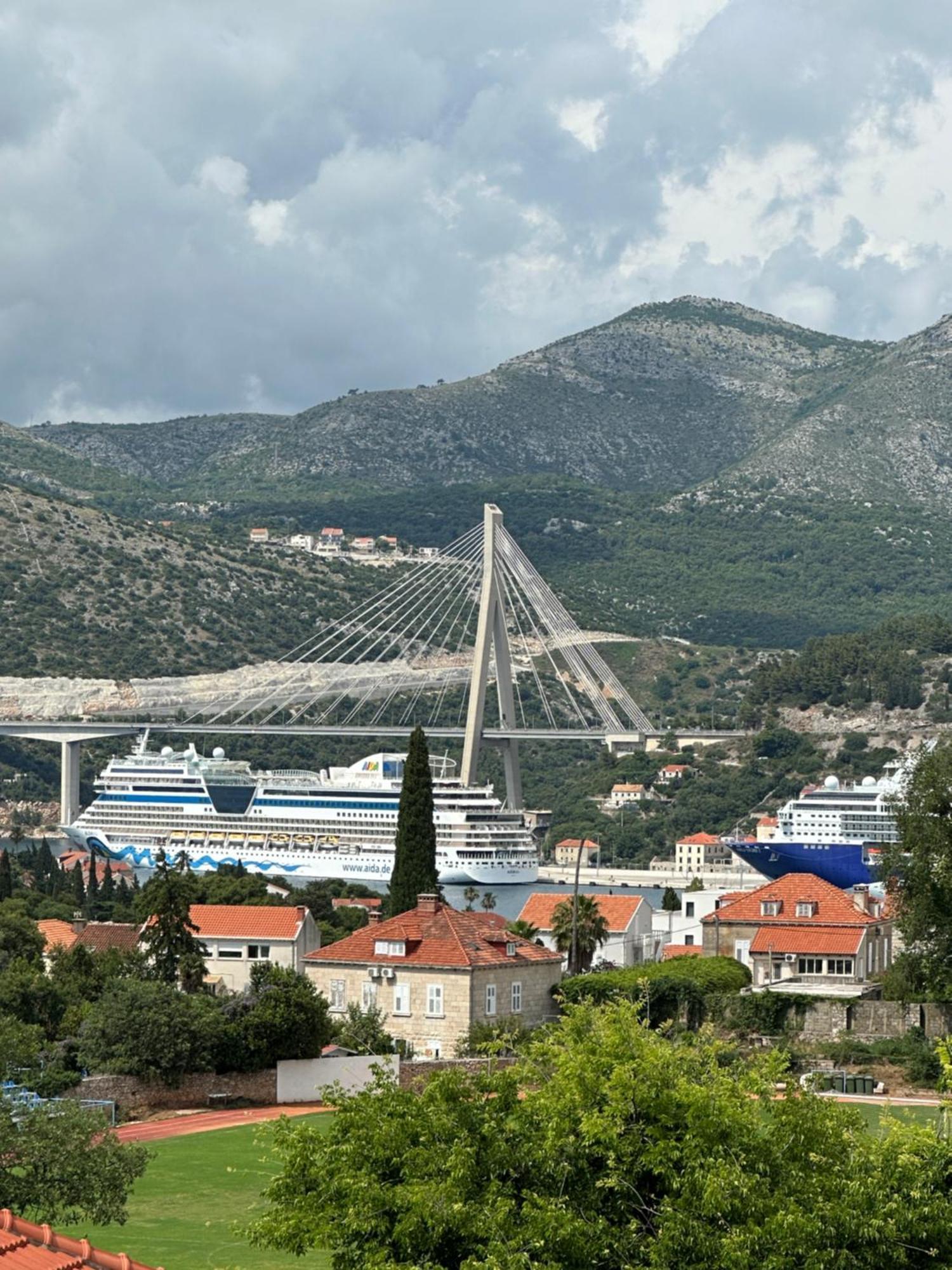 Cruise Ship Bridge View Apartment Luka ดูบรอฟนิก ภายนอก รูปภาพ